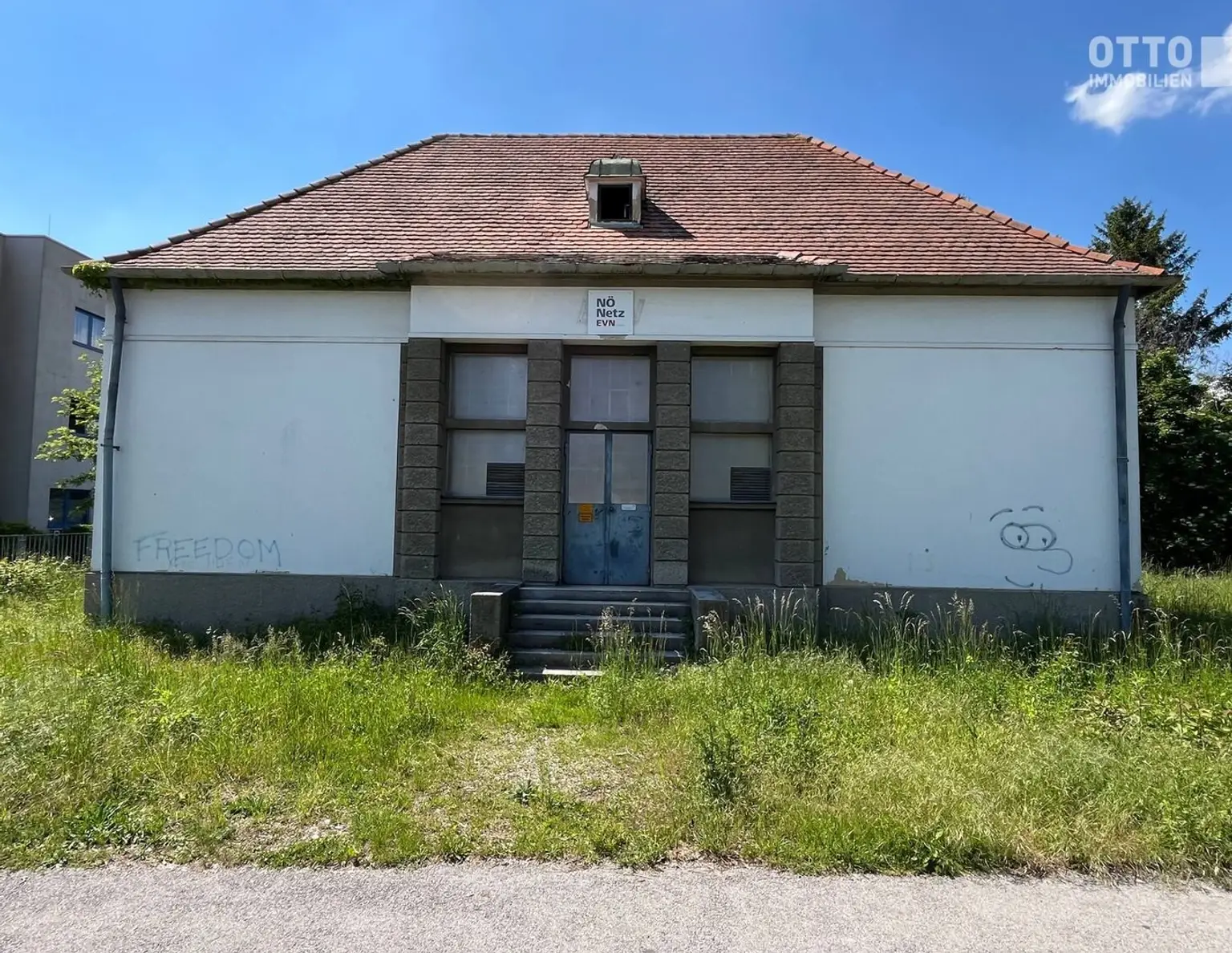 Urbanes Grundstück mit altem Trafohäuschen