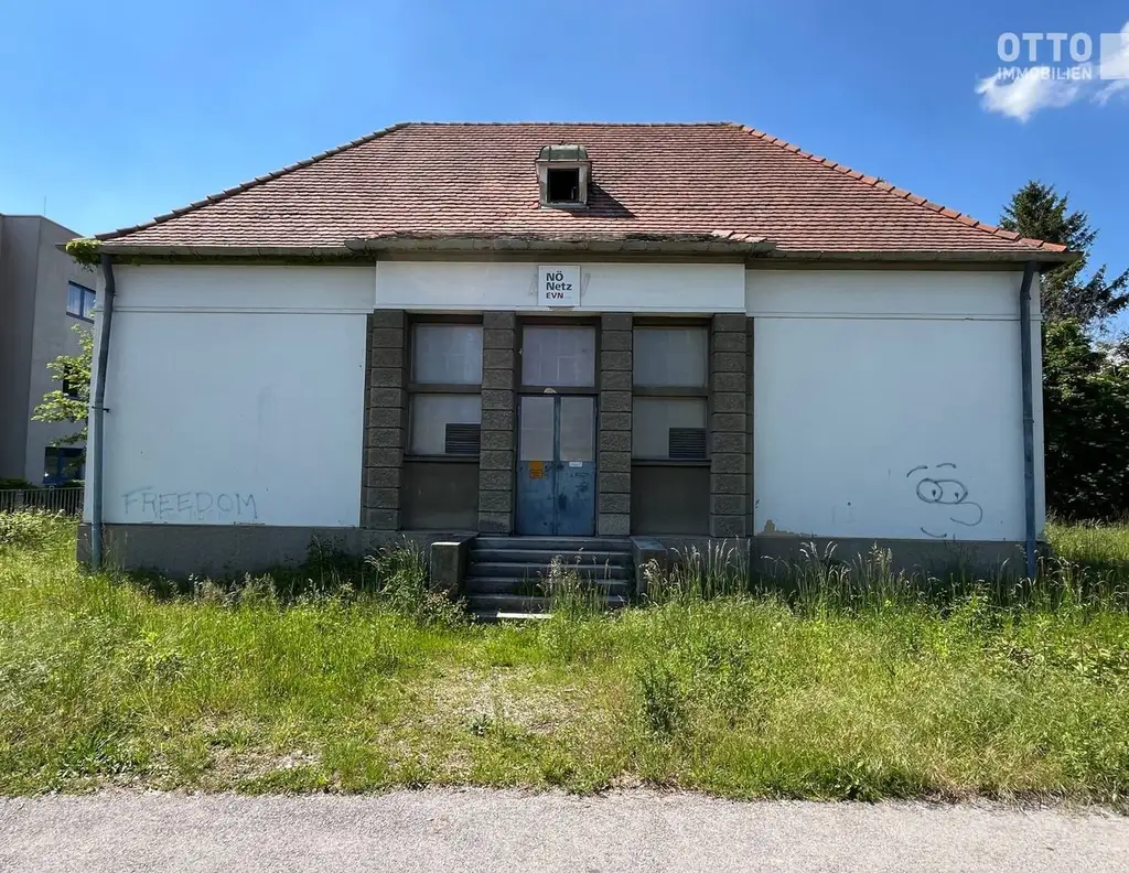 Urbanes Grundstück mit altem Trafohäuschen