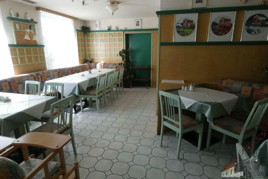 Gasthaus mit Gästezimmern und großem Garten in Wiener Neustadt