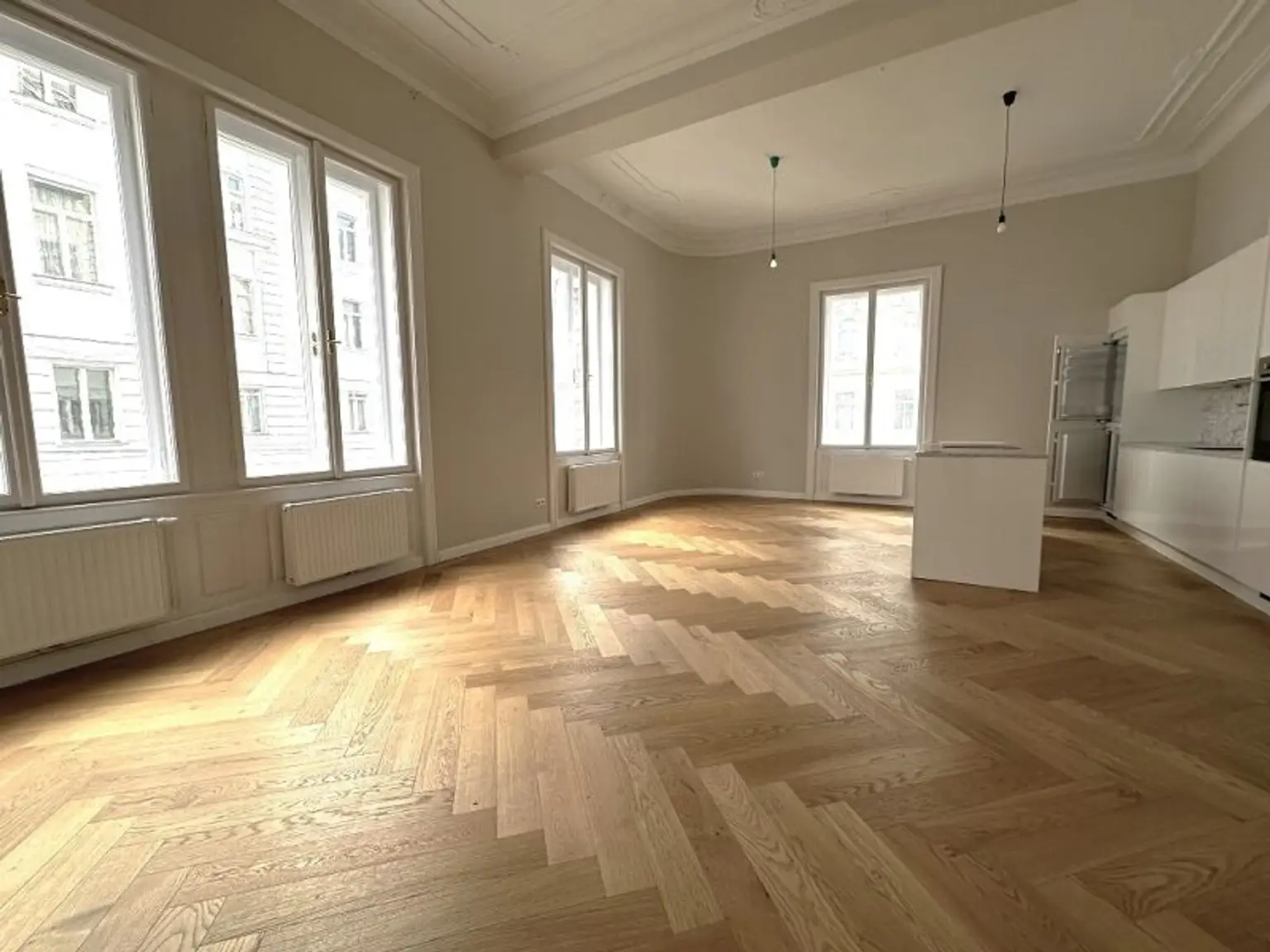 MÖLLWALDPLATZ, U1-NÄHE, 124 m2 ALTBAU, Wohnküche, 2 Zimmer, klimatisiert, 2 Bäder, Parketten, Loggia, 1. Liftstock, provisionsfrei