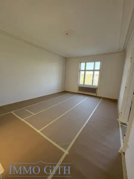 EXKLUSIVE ALTBAUWOHNUNG MIT 2 BALKONEN UND TRAUMBLICK ÜBER WIEN – 258 m² IN BESTLAGE DES 4. BEZIRKS UNBEFRISTET ZU MIETEN!