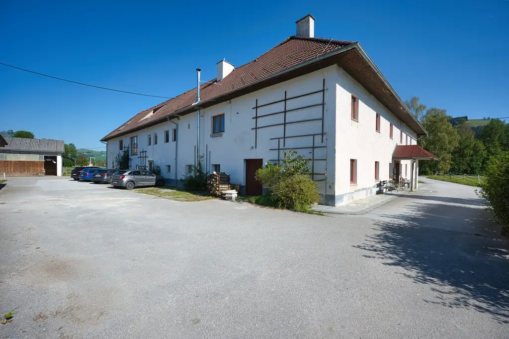 Reiterhof. Vierkanter. Wirtshaus. Zimmervermietung. Wohnungen. Natur.