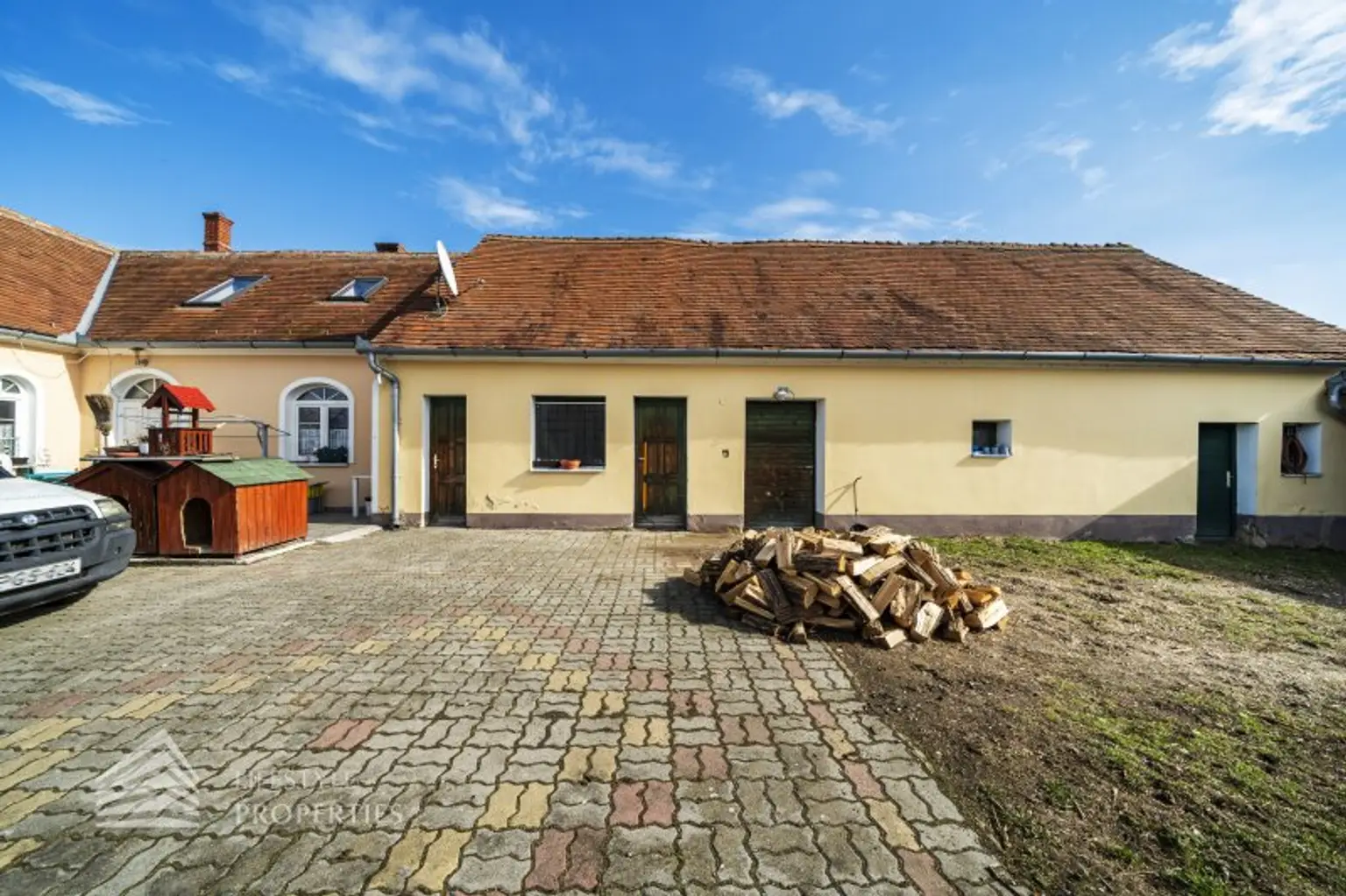 Geräumiges renovierungsbedürftiges Einfamilienhaus mit großen Garten
