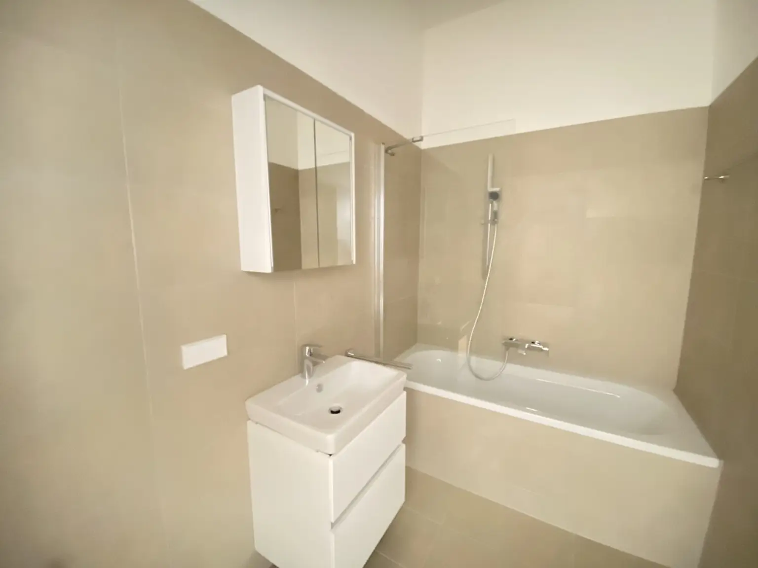 2 Zimmer + Balkon - 1 bedroom apartment + balcony  ERSTBEZUG =Das Laurenz= Top Weitblick Wohnung U3