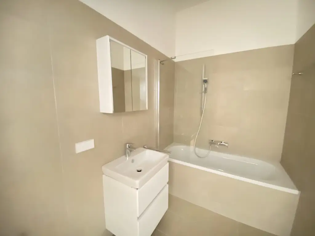 2 Zimmer + Balkon - 1 bedroom apartment + balcony  ERSTBEZUG =Das Laurenz= Top Weitblick Wohnung U3