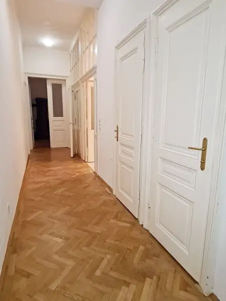 AM GRABEN-NÄHE, 95 m2 Altbau mit Balkon, 2 Zimmer, Komplettküche, Wannenbad, Parketten, 4. Liftstock, Flügeltüren, Spiegelgasse