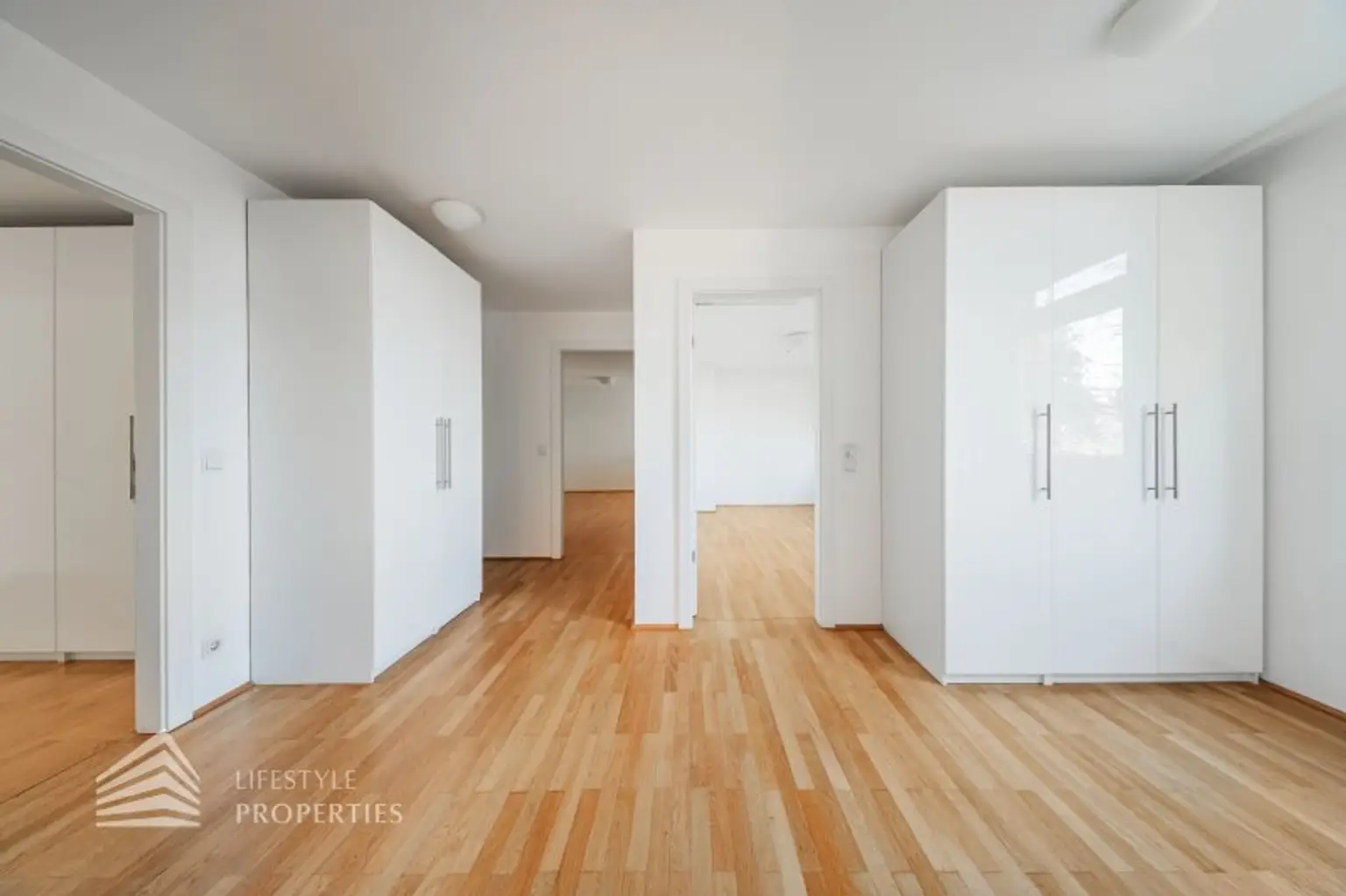 Wunderschöne 5 - Zimmer Wohnung mit Terrasse und Garten