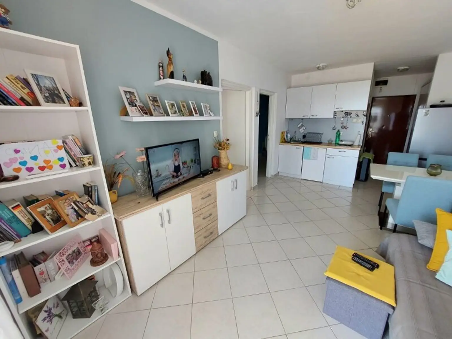 Neuwertige Etagenwohnung mit Terrasse und Blick auf das Meer