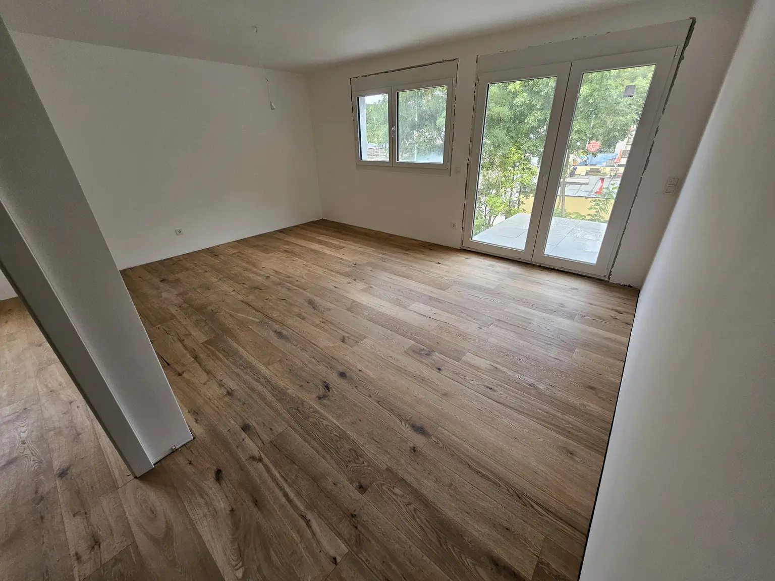 Neubauwohnung mit abgetrennter Küche, großem Wohnbereich und Balkon – komfortabel & modern