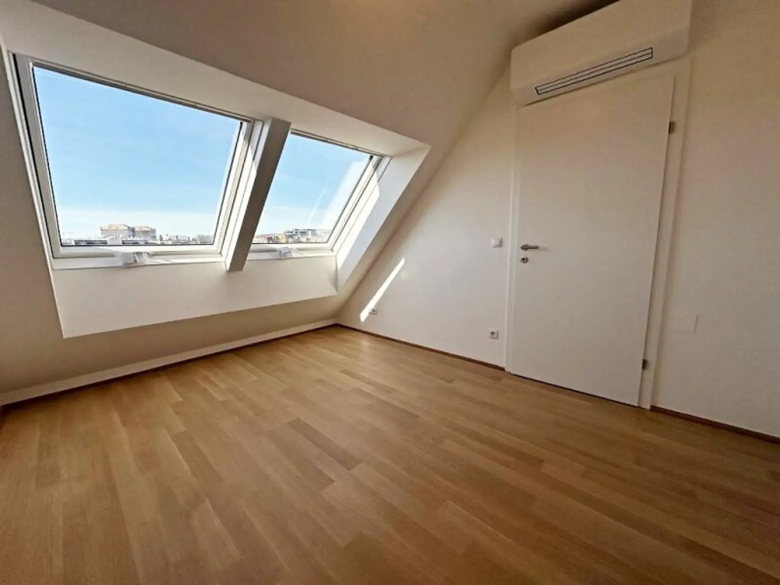 ERSTBEZUG, DACHGESCHOSS, klimatisierte 82 m2 Neubau mit Balkon, Wohnküche, 2 Zimmer, Wannenbad, Parketten, Augarten