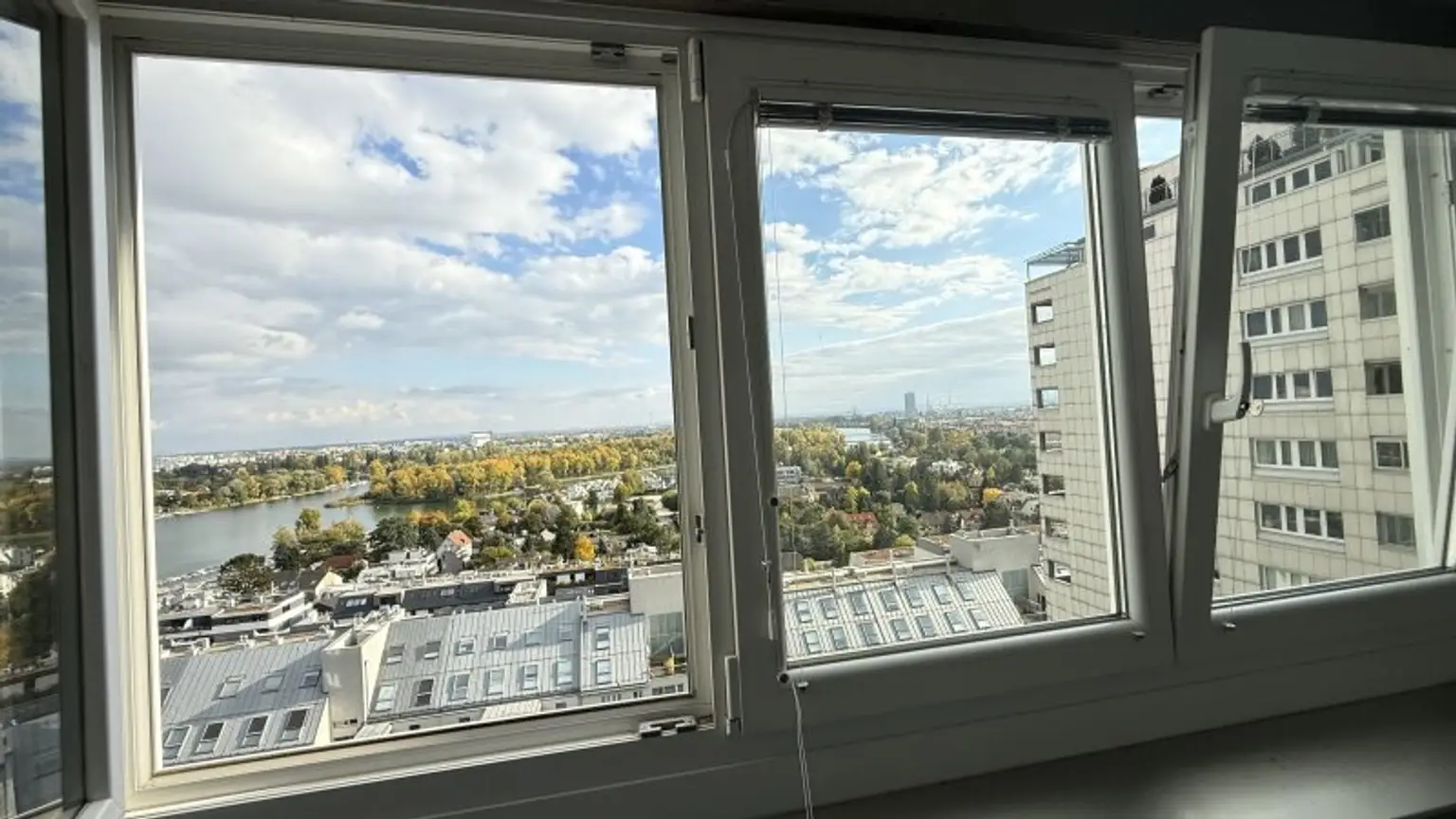 Teilmöblierte 3 Zimmer mit Klima und verglaster Loggia ***** spektakulärer Weitblick + optionaler Garagenstellplatz *****