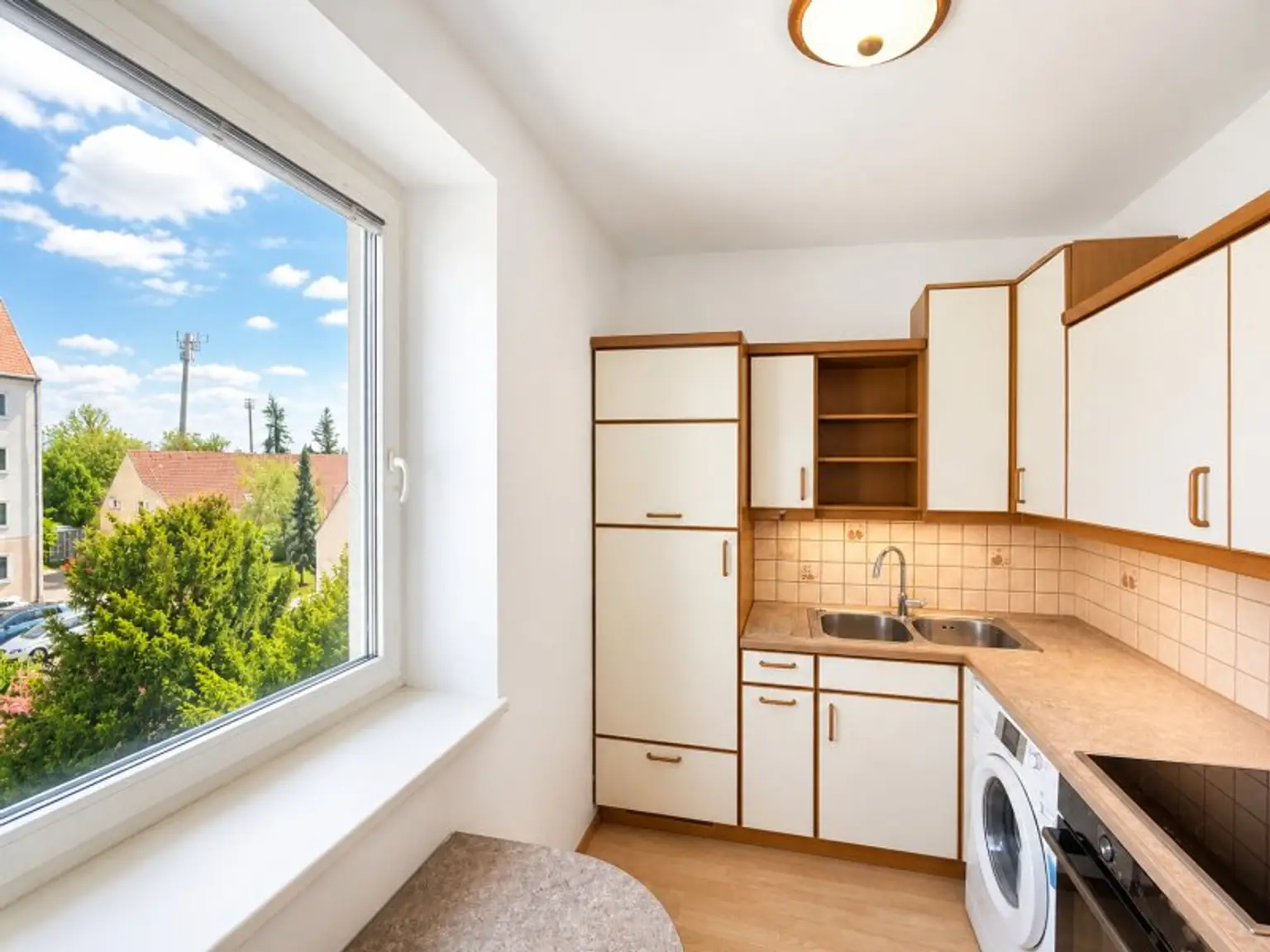 Küche mit Blick in den Innenhof