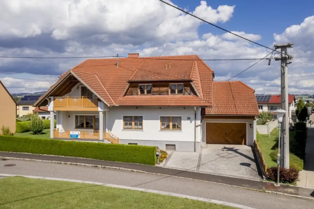 Viel Platz zum Wohnen und Arbeiten – sehr gepflegtes Zweifamilienhaus in Toplage von Pregarten