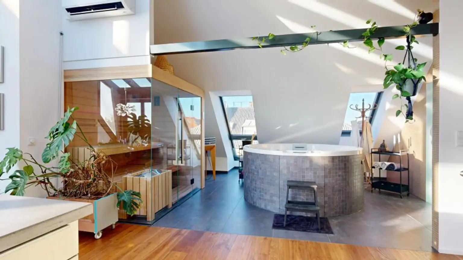 Dachgeschoss-Maisonette mit Loft-Charakter, Wellness-Oase & Weitblick