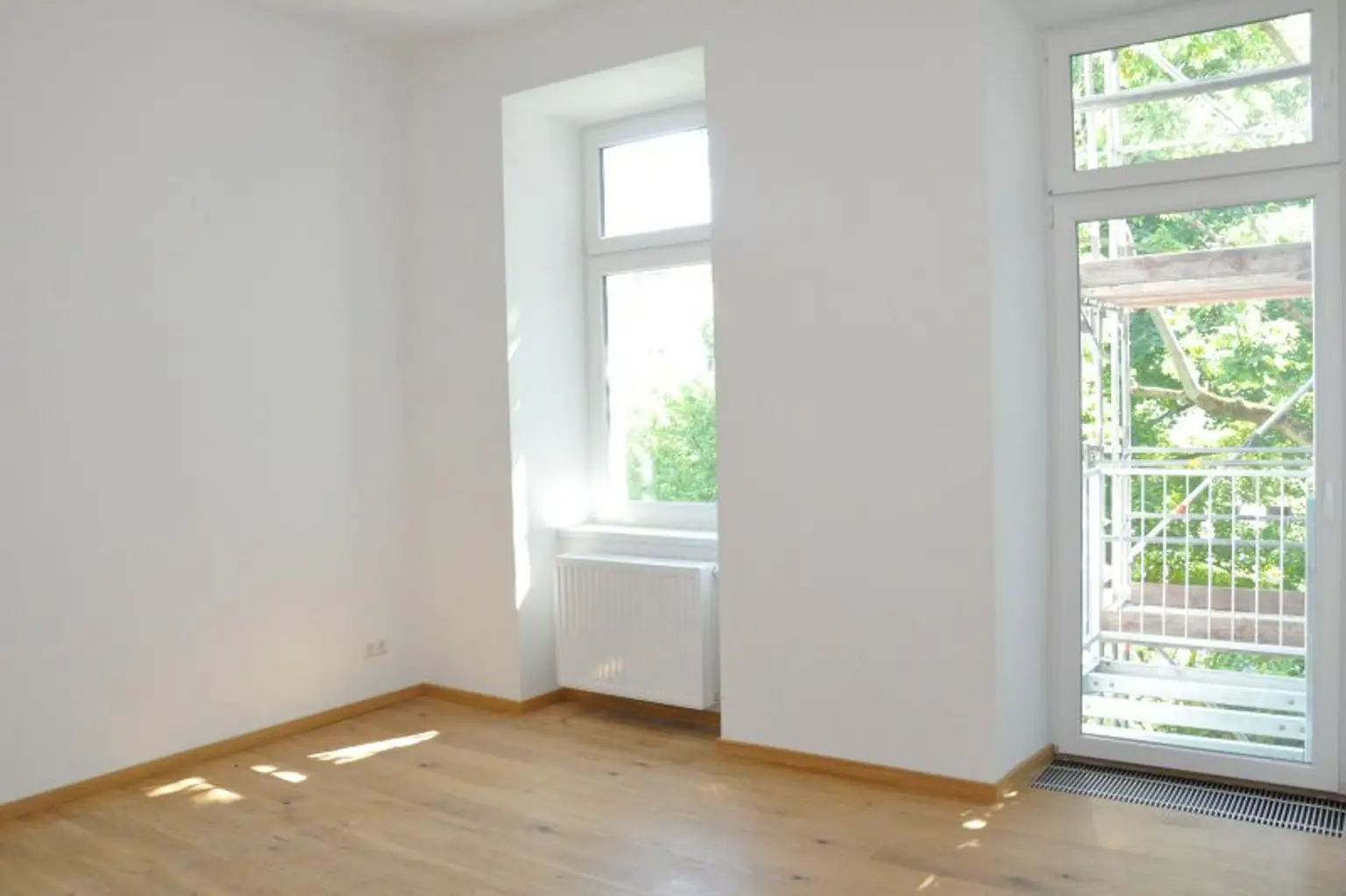 Erstbezug | Top sanierte 2-Zimmer Maisonette | 2 Balkone | unbefristet