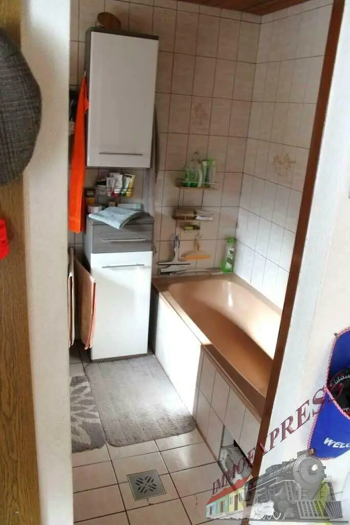 Ein-/ Zweifamilienhaus mit viel Potential - 3 Garagen - 1.368 m² - getrennte Eingänge