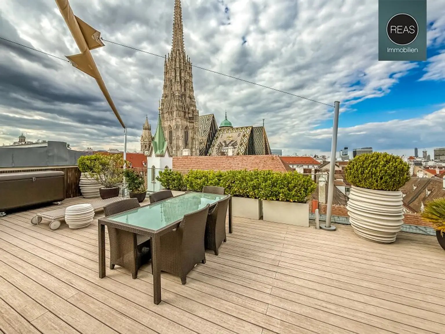 Dem Steffl so nah! Absolutes Traumapartment mit hochwertigen Einbaumöbeln und einzigartiger Dachterrasse samt Speiselift