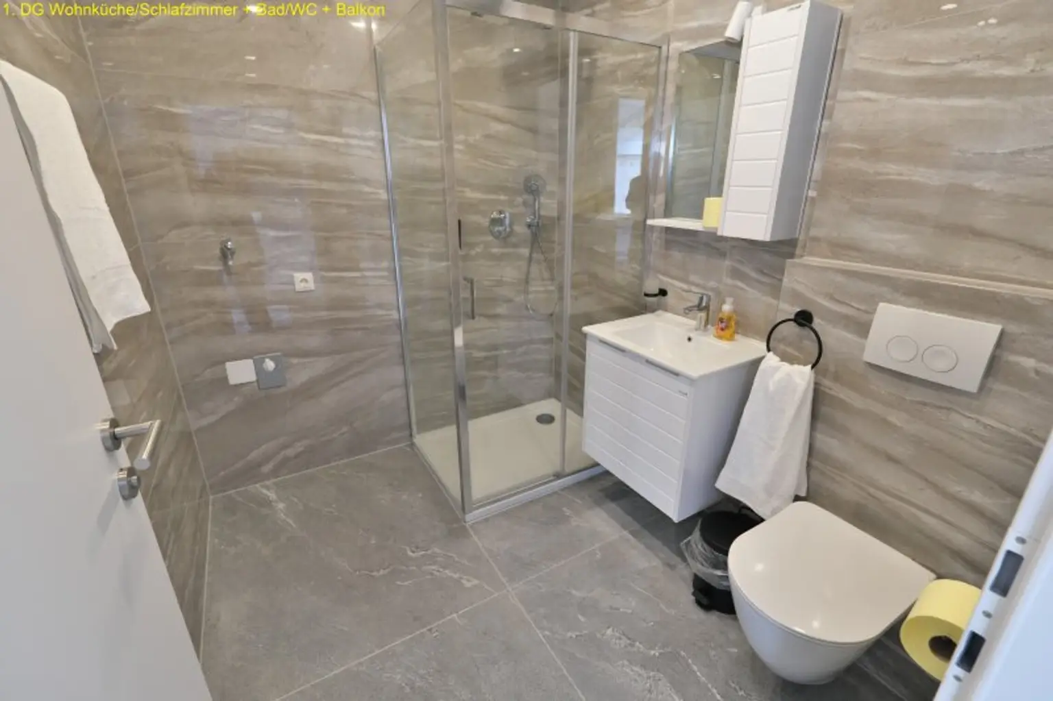 Bezugsfertige Dachwohnung mit 3 Zimmer, großem Balkon und interessanter 36 m² großer Dachterrasse