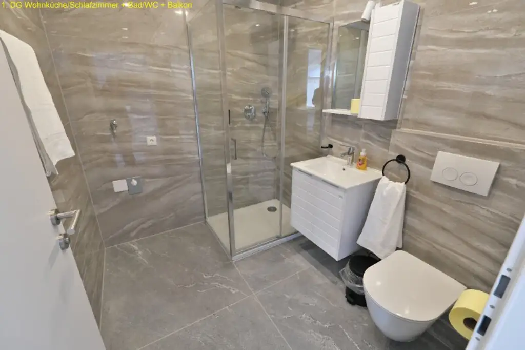Bezugsfertige Dachwohnung mit 3 Zimmer, großem Balkon und interessanter 36 m² großer Dachterrasse