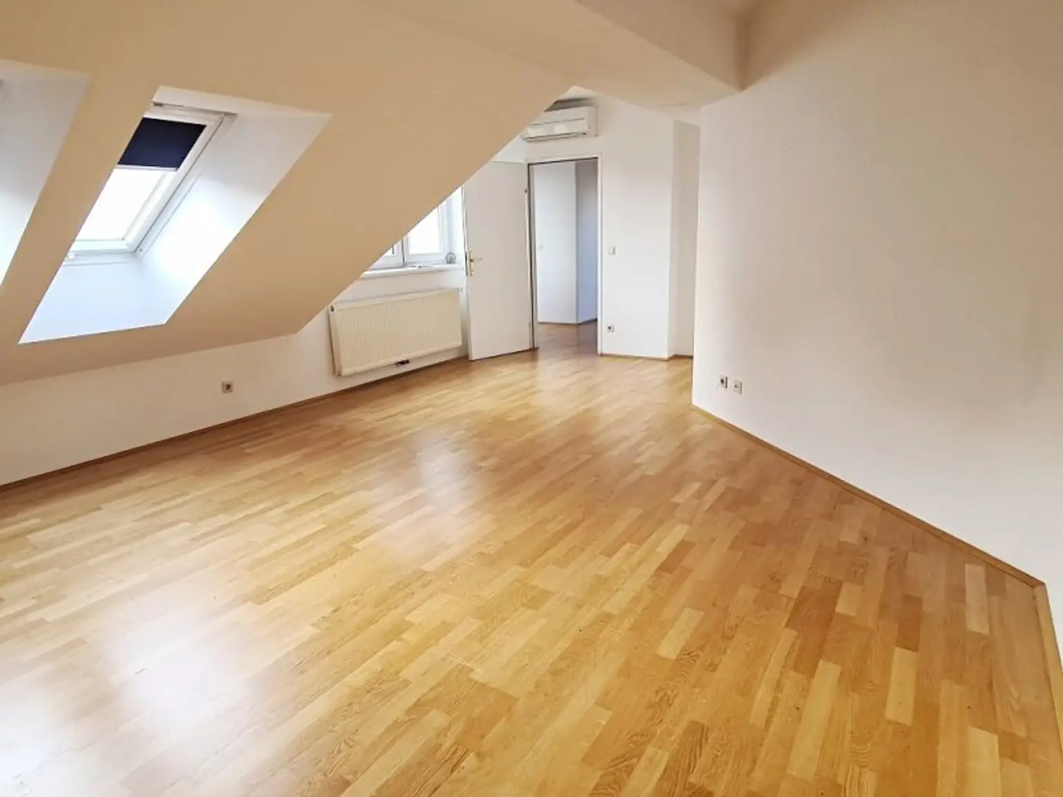TERRASSENHIT, DACHGESCHOSS, 138 m2 Maisonette mit 45 m2 Terrasse, 3 Zimmer, Wohnküche, Wannenbad, Rembrandtstraße
