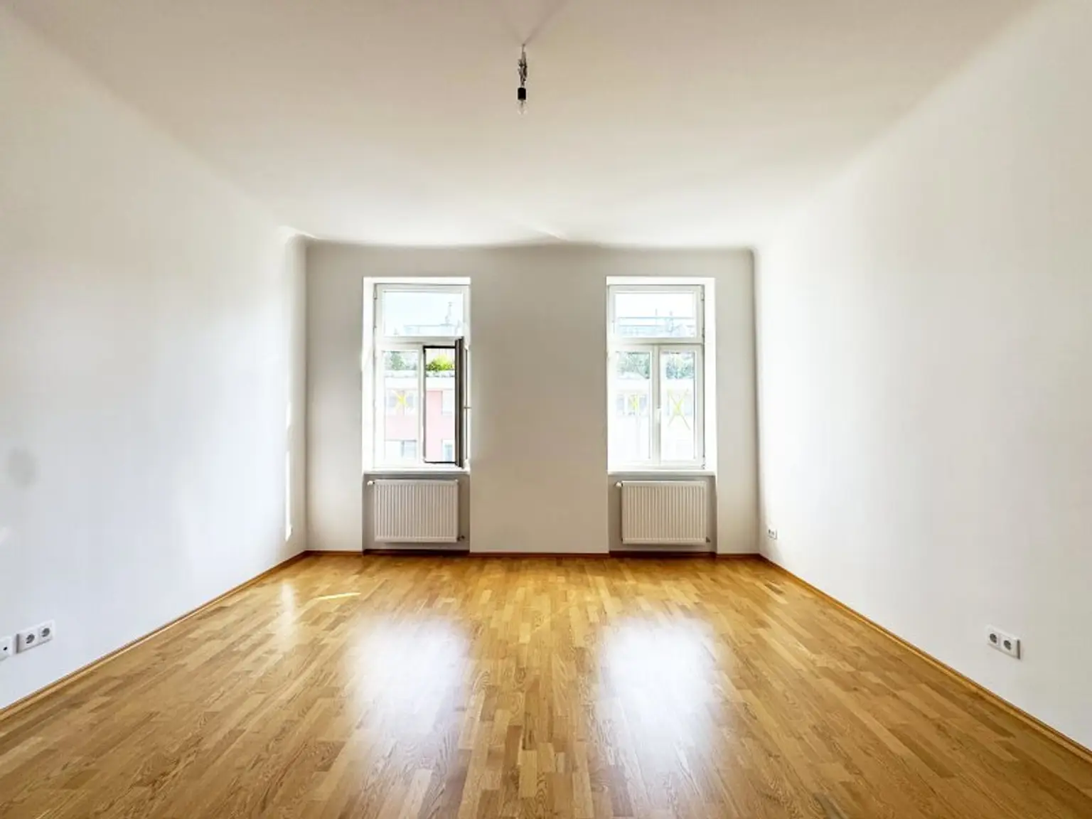 Renovierte Eigentumswohnung mit Klimaanlage in saniertem Haus – WG-tauglich, U3 direkt vor der Tür