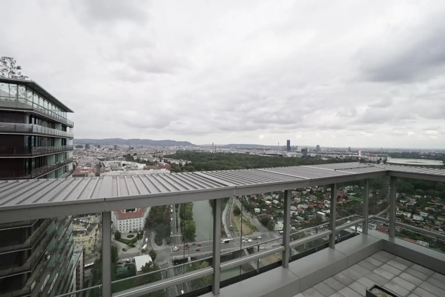 2 Zimmer + Balkon im TRIIIPLE! VIDEOBESICHTIGUNG!