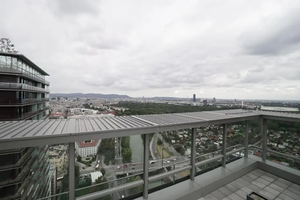 2 Zimmer + Balkon im TRIIIPLE! VIDEOBESICHTIGUNG!