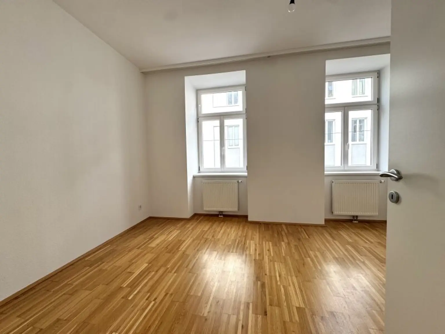 Ein kurzes Spaziergang zur U6 - schöner Altbau inklusive Aufzug - inkl. Einbauküche