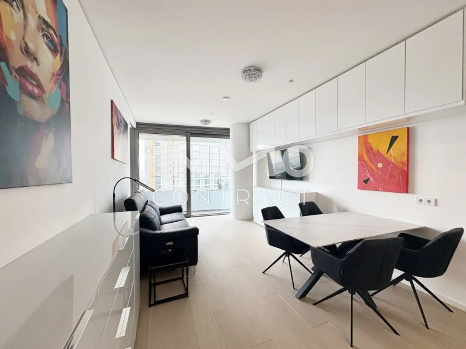 Lichtdurchfluteter Wohn-Essbereich