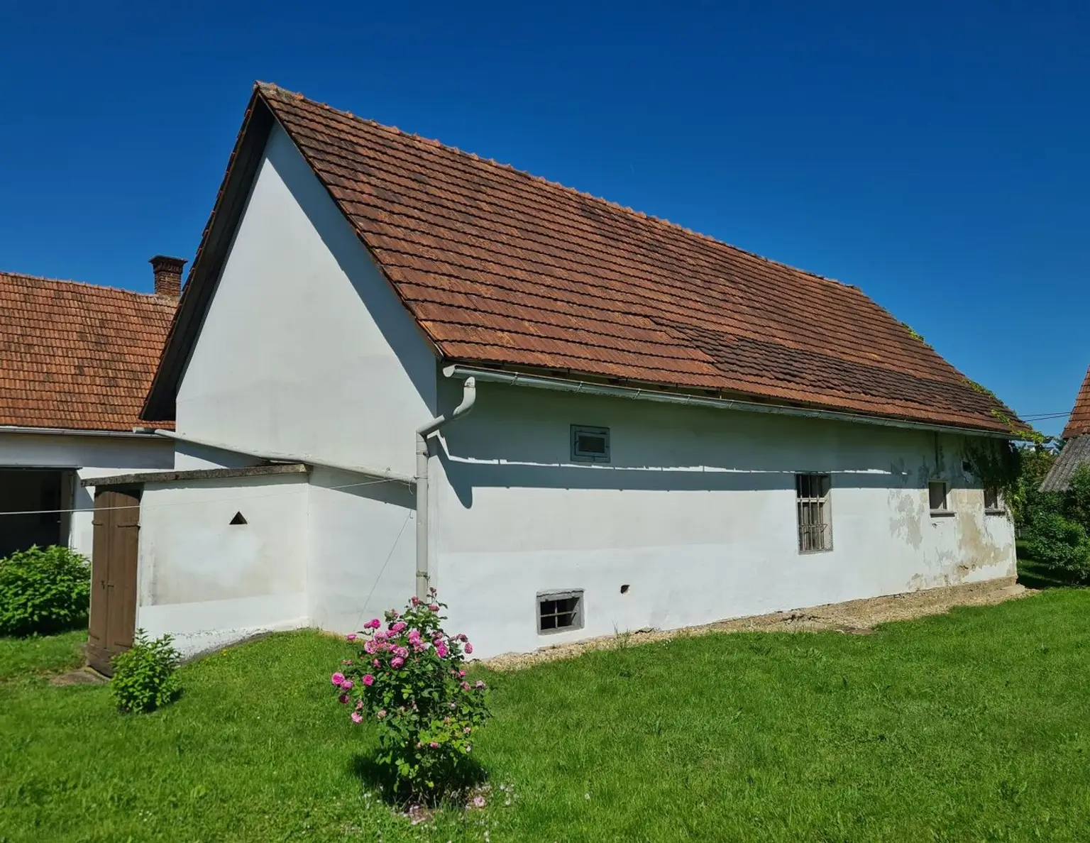 Großzügige Hofstelle im Bauland mit Wohnhaus sowie vier weitere Nebengebäude in zentraler Lage