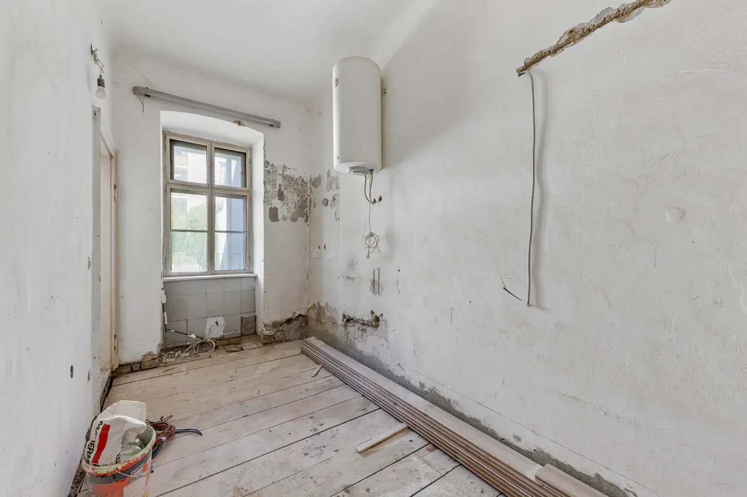 Sanierungsbedürftige Altbauwohnung inklusive Balkon