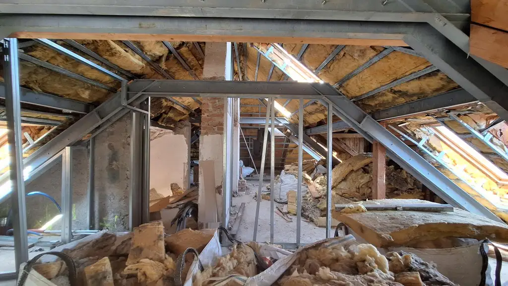 Edelrohbau-Villa, Herrschaftlicher Wohnsitz am Fuße des Kahlenberges an der Donau. Teilrestauriert entkernt und komplette Ausbauplanung.