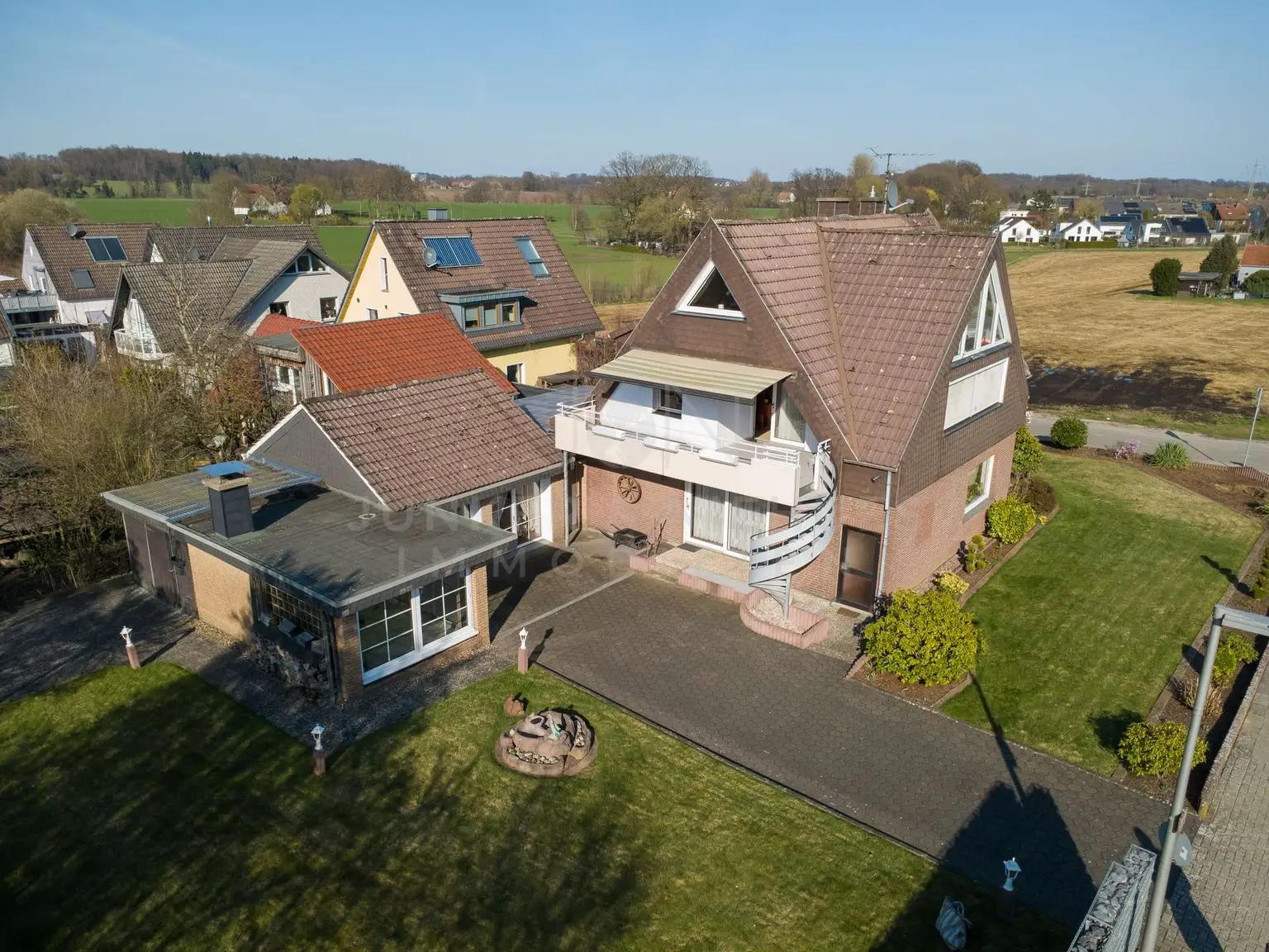 Hausansicht mit Garten