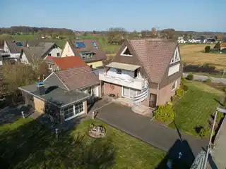 Hausansicht mit Garten