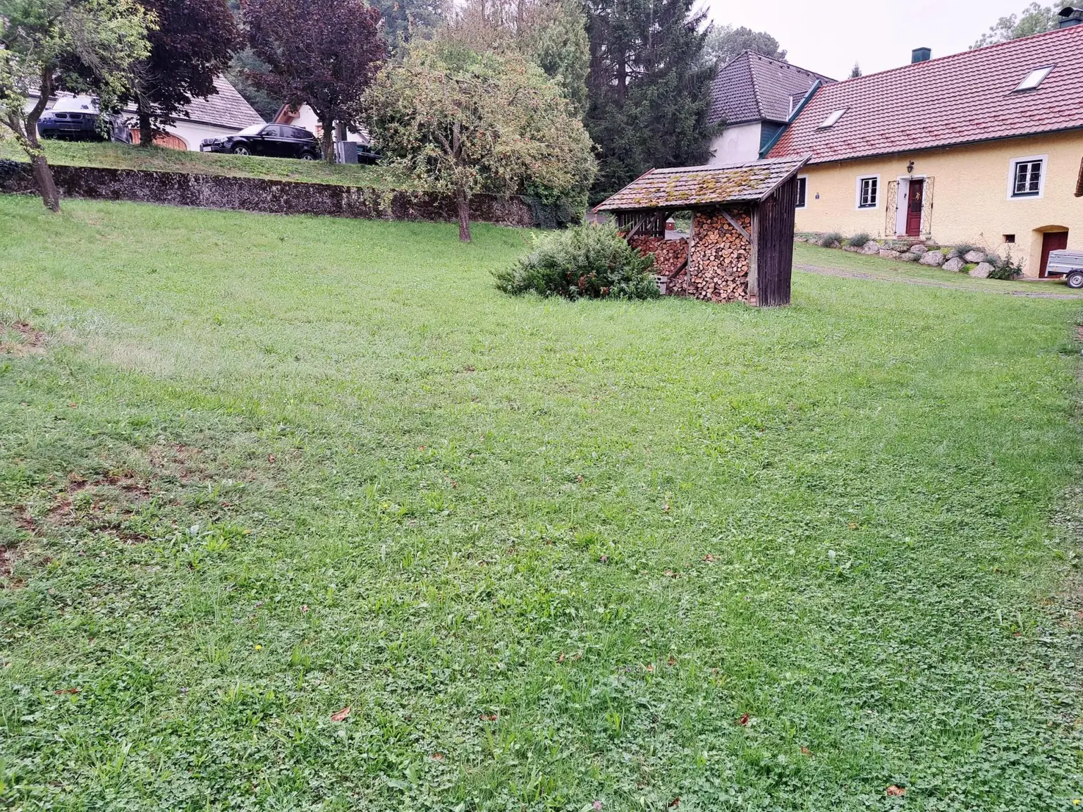 GROSSES GRUNDSTÜCK MIT SCHUPPEN