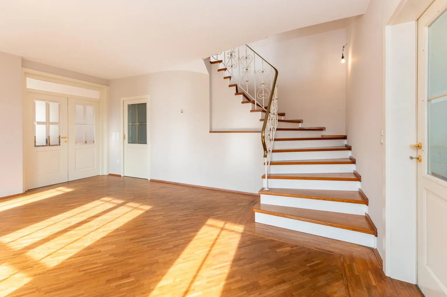 Esszimmer mit Aufgang zum OG