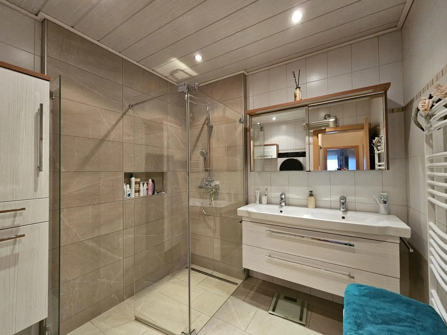 modernes Badezimmer OG