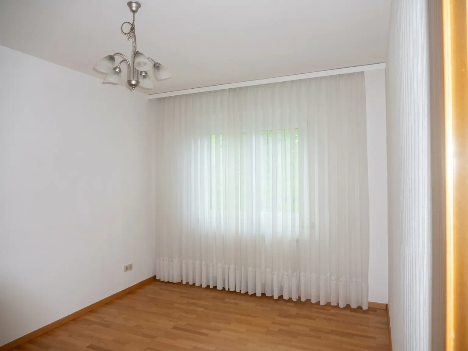 Zimmer 2 EG ( heller mit KI Unterstützung)