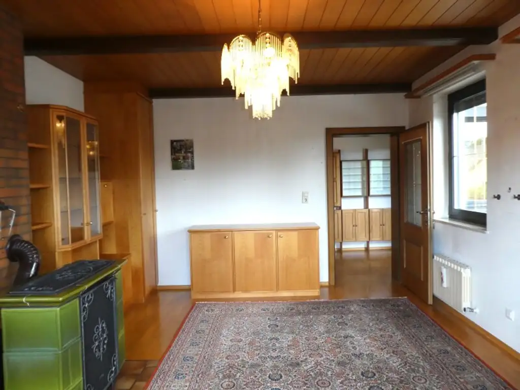 PRIVATSPHÄRE: KLEINES HAUS  mit ENTZÜCKENDEN GARTEN, Garage und Lagerräume - NÄHE BAHNHOF