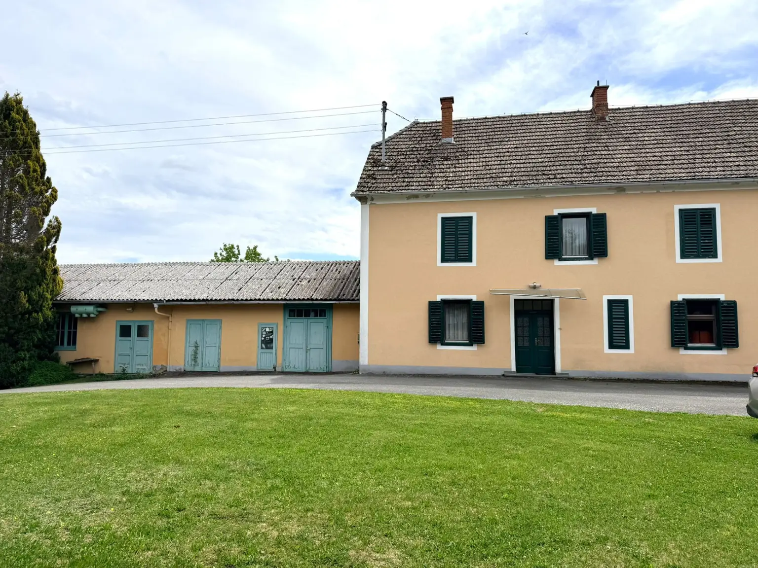 Ansicht mit Eingang und Werkstatt