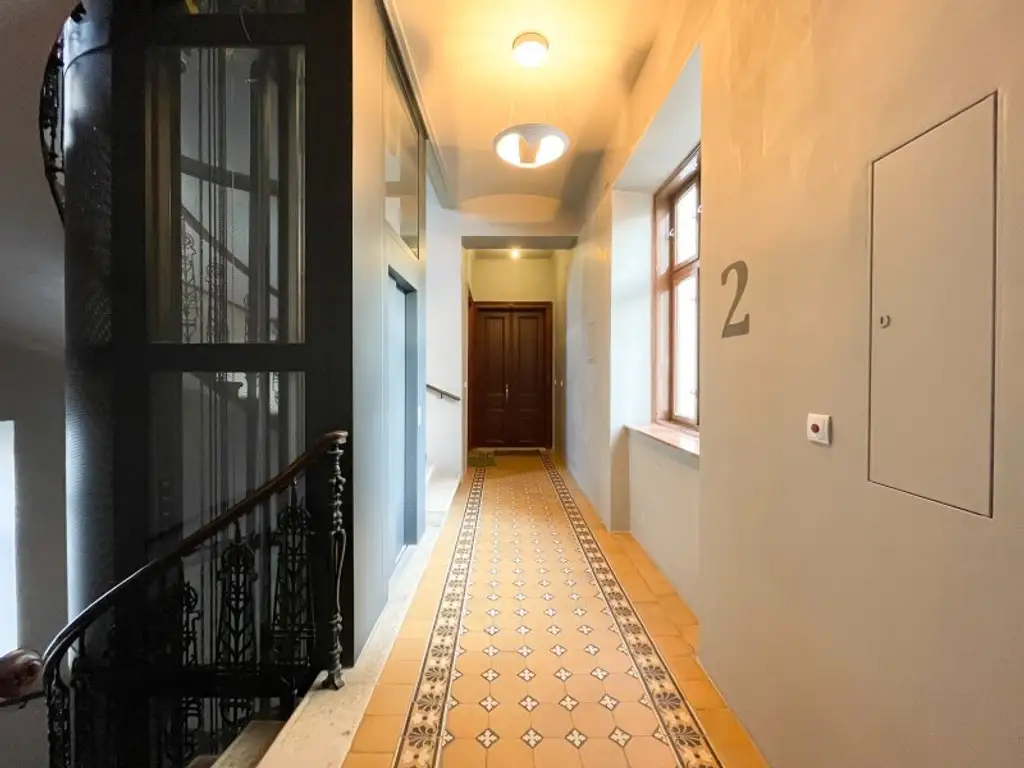 Exklusive Altbau-Residenz mit modernster Technik – hofseitige 2-Zimmerwohnung mit Balkon beim Naschmarkt