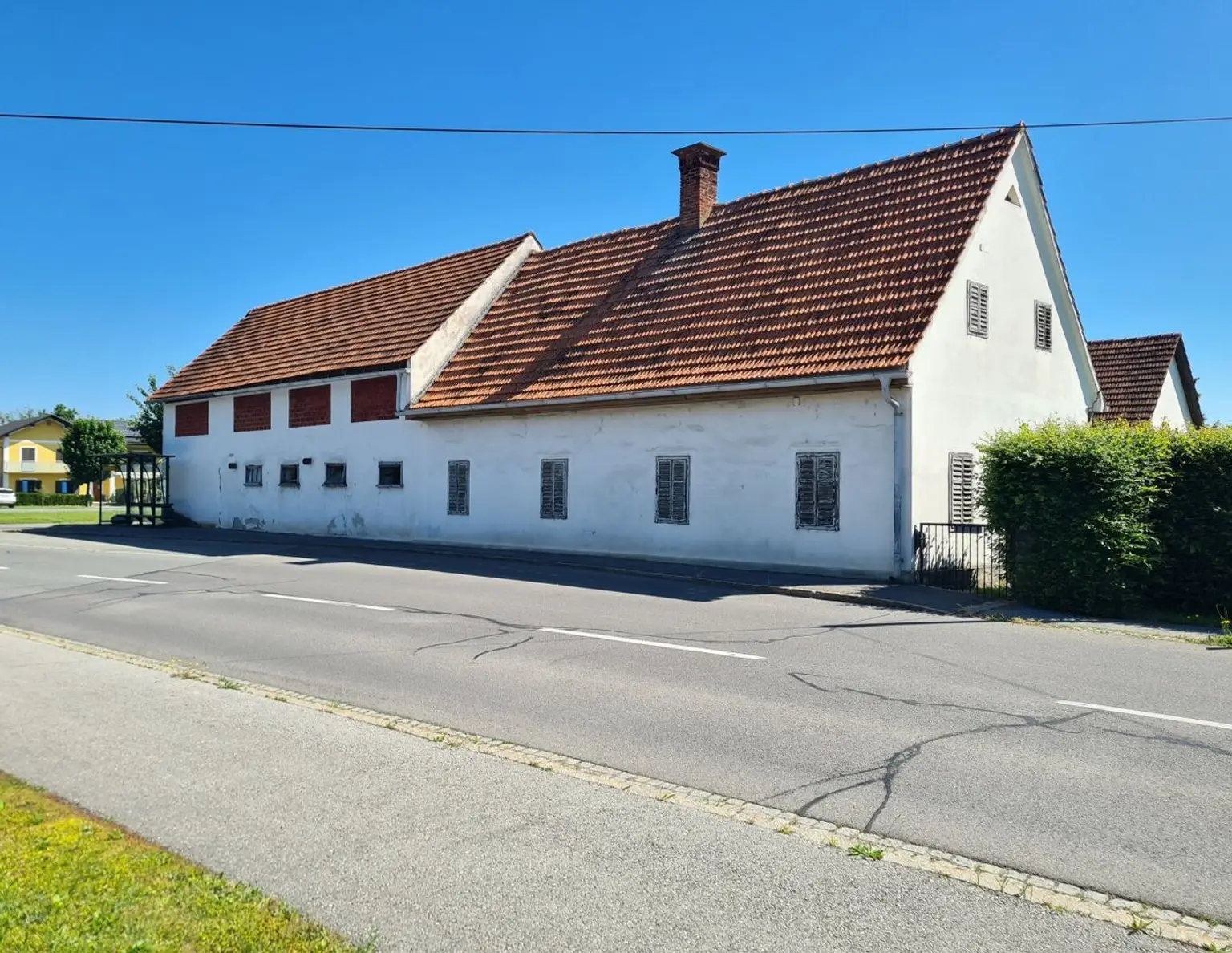 Großzügige Hofstelle im Bauland mit Wohnhaus sowie vier weitere Nebengebäude in zentraler Lage