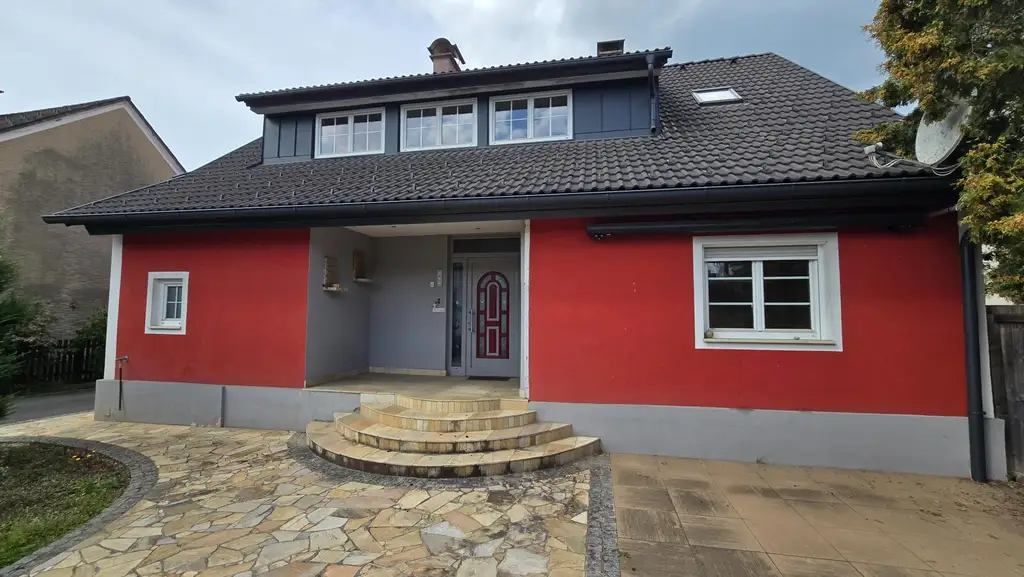 Vielseitiges Einfamilienhaus mit Pool, Garagen und großem Potenzial in Leibnitz