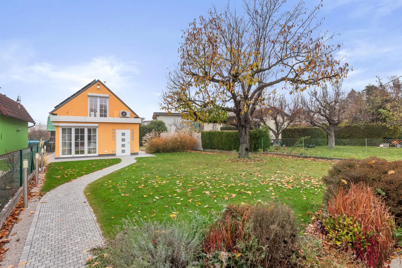 Haus mit Rasenfläche