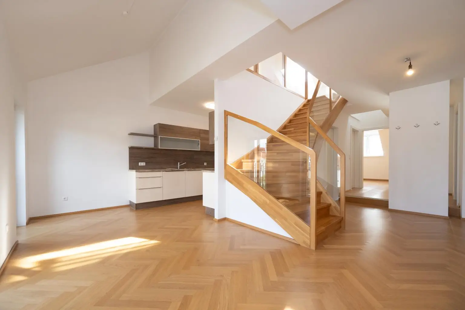TRADITION TRIFFT MODERNE – EINZIGARTIGES WOHNJUWEL – ZENTRUM VON STEYR! Exklusives Wohnen über zwei Etagen mit traumhafter Dachterrasse!