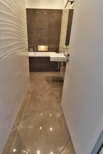 SIEBENBRUNNENPLATZ: Wohnküche + 2 Zimmer + 32 m² Terrasse (neben neuer U2-Station Reinprechtsdorfer Straße)