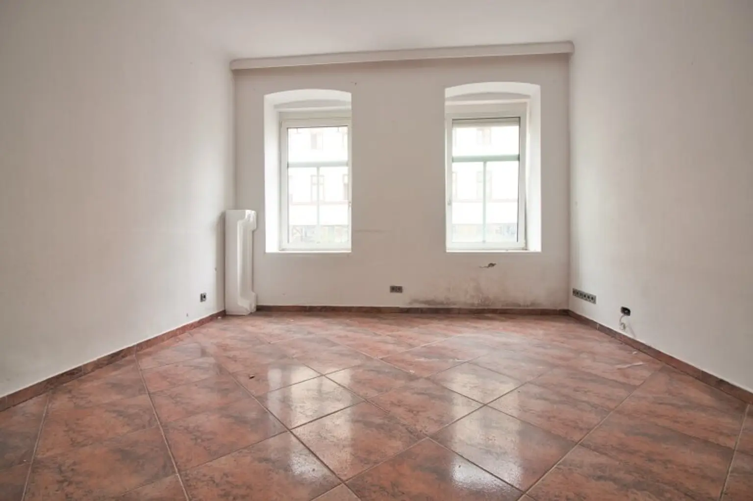 Kurzzeitvermietung möglich | Sanierungsbedürftige 1-Zimmer-Wohnung mit WC angrenzend | Hochparterre
