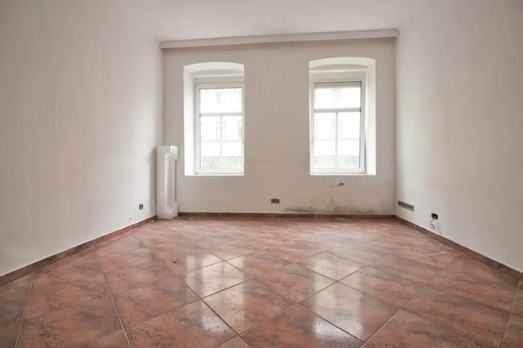 Kurzzeitvermietung möglich | Sanierungsbedürftige 1-Zimmer-Wohnung mit WC angrenzend | Hochparterre