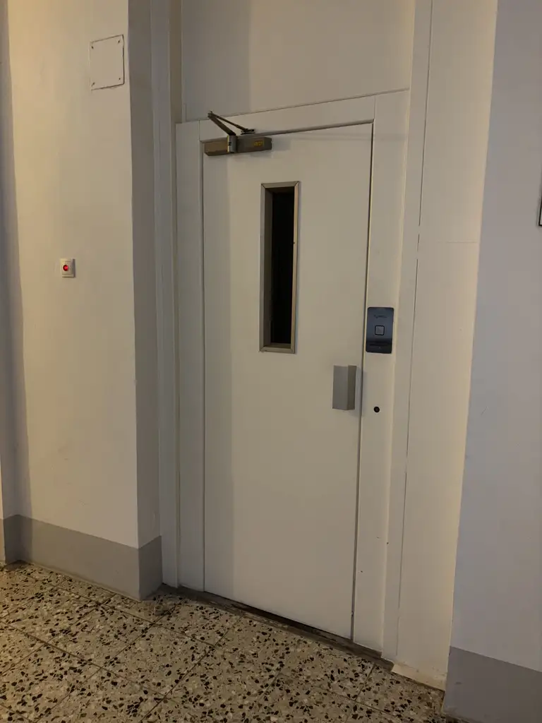 Sanierungsbedürftige 82m² Altbauwohnung mit mini Balkon in Hofruhelage!