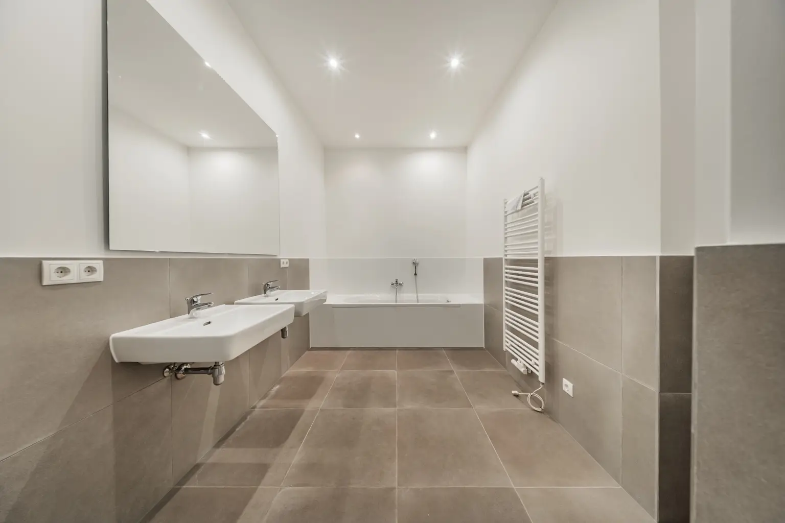 Helle, bezugsfertige 2-Zimmer-Wohnung mit moderner Küche und großem Bad!